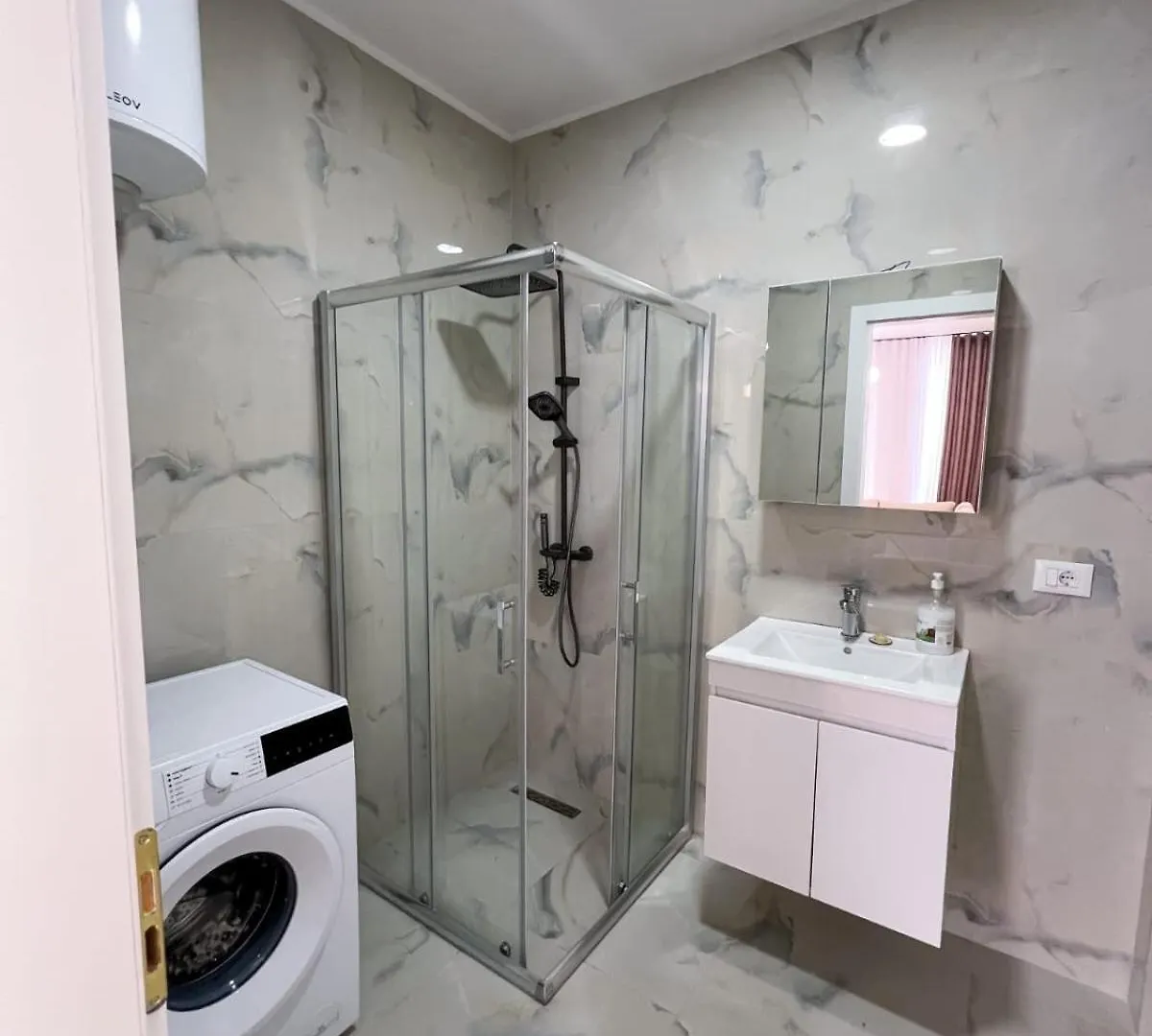 Boulevard Apartment 티라나