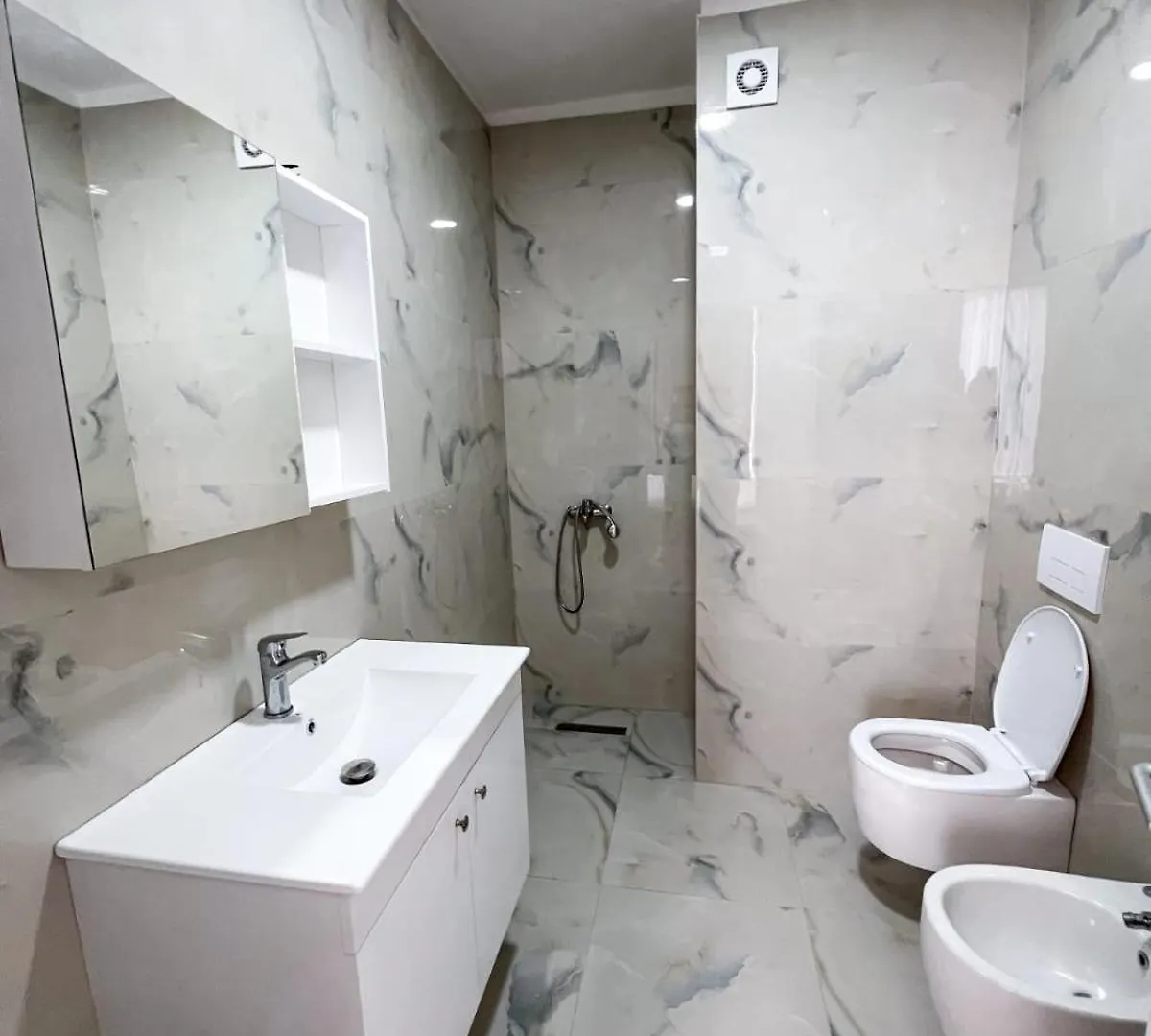 Boulevard Apartment 地拉那
